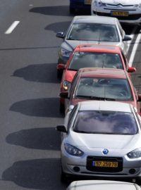 Řidiči se schovávají vedle aut na dálnici u Tel Avivu, poté co se rozezněly sirény varující před ostřelováním
