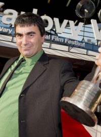 Gruzínský režisér George Ovašvili  získal Křišťálový globus  za film Kukuřičný ostrov