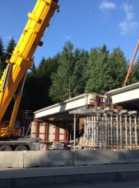 Usazování mostní konstrukce na 107. kilometru dálnice D1 u Jihlavy