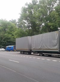 Řidiči kamionů odpočívají na silnici I/13 od Chlumce směrem na Děčín