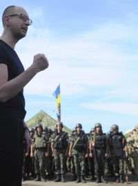 Premiér Arsenij Jaceňuk s ukrajinskými vojáky