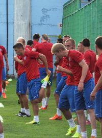 Mladoboleslavští fotbalisté se rozcvičují před tréninkem v Širokém Brijegu