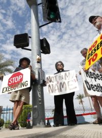Odpůrci protestují proti popravě Josepha Wooda před státním vězení ve městě Florence v Arizoně