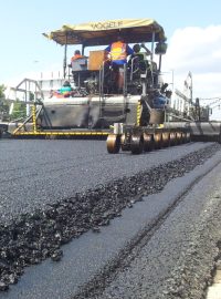 Pokládání asfaltu na D1 Průhonice - Chodov