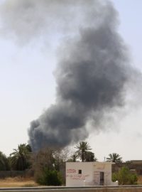 Těžké boje ozbrojených milic kousek od letiště v Tripolisu, Libye