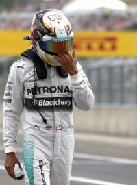 Lewis Hamilton musel v kvalifikaci nechat svůj vůz na trati, jeho mercedesu hořel totiž motor