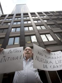 Osamělý demonstrant před budovou newyorského soudu, kde vyčkával na rozhodnutí o vývoji argentinského dluhu