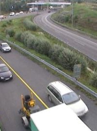 Snímek z dopravní kamery, která zachycuje omezení na Jižní spojce