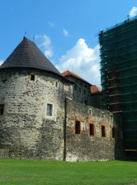 Vstupní věž švihovského hradu zakrylo lešení