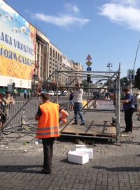Úklid Majdanu pokračuje. Zbylo tu už jen několik stanů