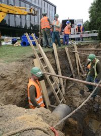 Oprava vodovodního potrubí na rohu Evropské a Gymnazijní ulice v Praze 6. Kvůli havárii na potrubí 13. srpna od rána neteče voda