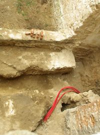 Tvrz Kurovice - pohled na část vykopávek