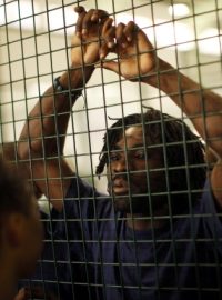 Africký imigrant ve španělské Tarifě čeká ve sportovním centru po opuštění lodi