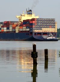 Rejdaři platí za proplutí největších kontejnerových lodí Panamským průplavem až 100 tisíc dolarů