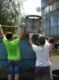 Lidé ze sídliště na Kovářské ulici vyhazují vybavení bytů do kontejneru