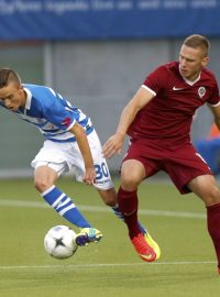 Úvodní zápas 4. předkola Evropské ligy PEC Zwolle - AC Sparta Praha 21. srpna ve Zwolle. Ryan Thomas ze Zwolle (vlevo) a Pavel Kadeřábek ze Sparty