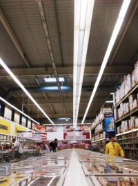 Hypermarket v Moskvě, většina Rusů podporuje podle průzkumu zákaz dovozu západních potravin