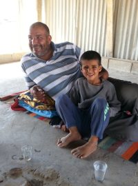Husajn al-Midžejra, předák beduínské vesnice se synem