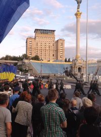 Kyjevský Majdan v přípravách na nedělní přehlídku