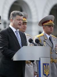 Ukrajinský prezident Petro Porošenko na přehlídce v Kyjevě