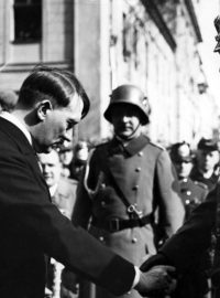 Adolf Hitler zdraví Paula von Hindenburga v Postupimi 21. března 1933