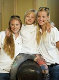 Beachvolejbalistky Markéta Sluková (vrpavo) a Kristýna Kolocová podporují olympijský víceboj