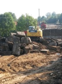 Trosky mostu ve Vilémově. Po záchranné akci, které trvala do ranních hodin, pokračují likvidační práce