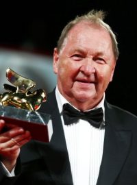 Švédský režisér Roy Andersson získal Zlatého lva za film Holub, který seděl na větvi a přemýšlel o životě
