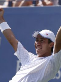 Japonec Kei Nišikori se raduje na US Open po semifinálové výhře nad Srbek Djokovićem