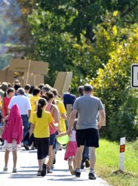 Proti těžbě uranu protestovalo v Brzkově na Jihlavsku přes sto lidí