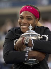 Serena Williamsová s pohárem za vítězství na US Open
