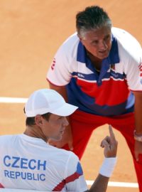 Tomáš Berdych s nehrajícím kapitánem Jaroslavem Navrátilem