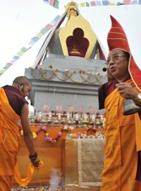 Buddhisté v Těnovicích na jižním Plzeňsku odhalili svoji první stúpu v Česku. Vpravo je lama Šerab Gjalecchen rinpočhe z Nepálu.
