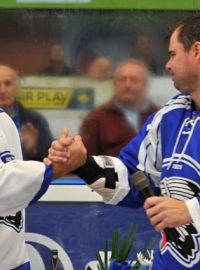 Martin Straka (v bílém) a Jaroslav Špaček se s hokejovou kariérou rozloučili exhibicí na plzeňském ledě