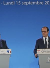 Konference o Iráku v Paříži. Na snímku u řečnických pultů zleva irácký prezident Fuád Masúm a jeho francouzský protějšek François Hollande. V popředí je vidět americký ministr zahraničí John Kerry