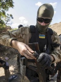 Ukrajinští vojáci z dobrovolnického praporu Šaktorsk při cvičení na okraji Mariopolu