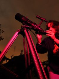 Amatérská astronomka si připravuje dalekohled k pozorování noční oblohy nedaleko Manětína
