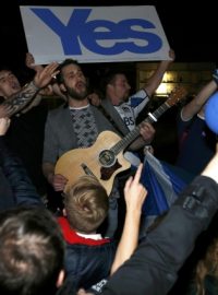 Příznivci rozdělení před skotským parlamentem v Edinburghu