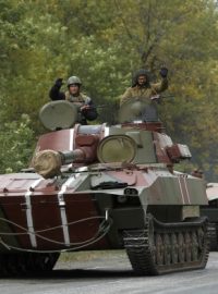 Ukrajinská armáda začala stahovat těžké zbraně z frontové linie