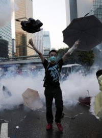 Policie proti demonstrantům v Hongkongu použila slzný plyn a pepřový sprej