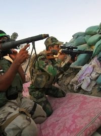 Příslušníci šíitských milicí při střetech s ozbrojenci Islámského státu nedaleko Bagdádu