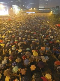 Vzpoura mladých obyvatel Hongkongu už dostala jméno „deštníková“. Revoltující mládež používá deštníky nejen proti ostrému slunci a poté prudkému dešti, ale i proti slznému plynu