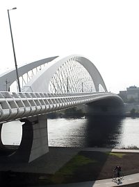 Trojský most v Praze spojuje Holešovice a Tróju