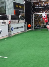 Jan Koller se pokouší překonat RoboKeeper