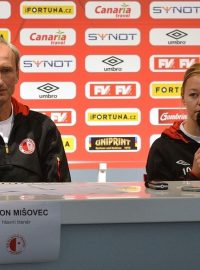 Tréner slávistických fotbalistek Anton Mišovec a kapitánka Blanka Pěničková na tiskové konferenci před zápasem s Barcelonou