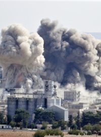Dým stoupá nad syrským městem Kobani po leteckých úderech spojenců