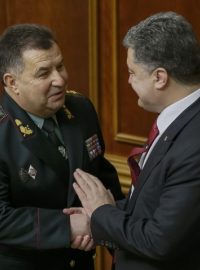 Ukrajinský parlament schválil nového ministra obrany, Stepana Poltoraka (vlevo). Nominoval ho prezident Petro Porošenko (vpravo)
