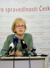 Ministryně spravedlnosti Helena Válková nevyloučila, že soud nebyl při propuštění žďárské útočnice důkladný
