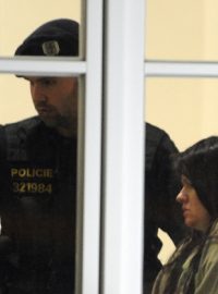 Policisté přivádějí k jihlavskému okresnímu soudu ženu, která ubodala ve Žďáru nad Sázavou studenta a další tři lidi zranila.