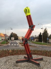 Křižovatku v Lipníku nad Bečvou zdobí plastika zlomené sirky